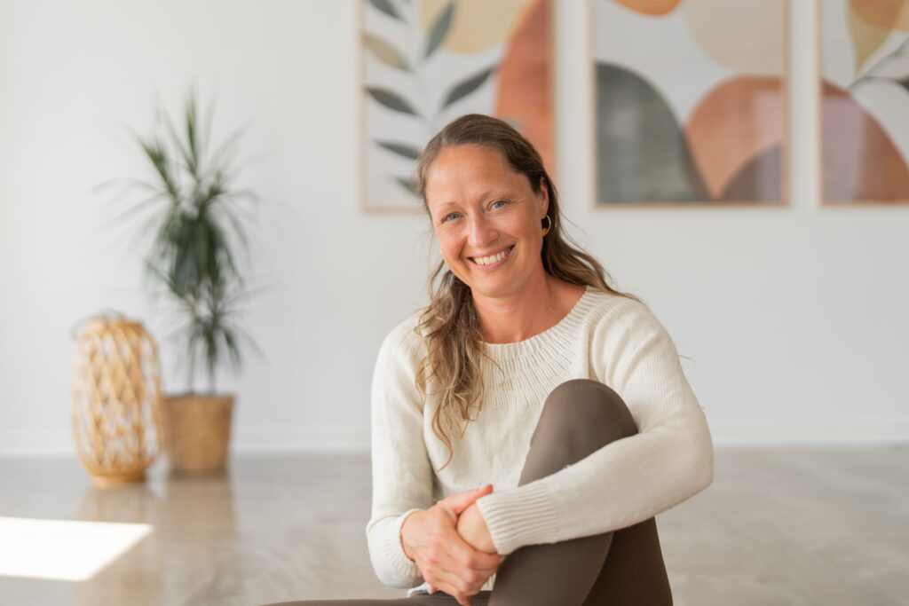 Smilende yogalærer hos IndreRo Yoga i Silkeborg.