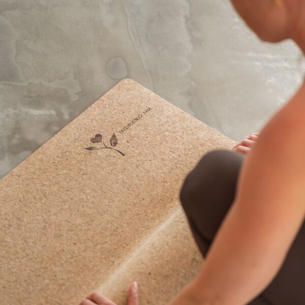 Yogaklods i kork med IndreRo Yogas logo.