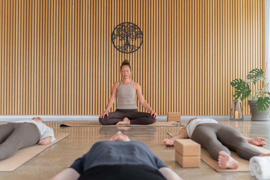 Deltagere slapper af efter yoga i det lyse yogastudie hos IndreRo Yoga i Silkeborg.