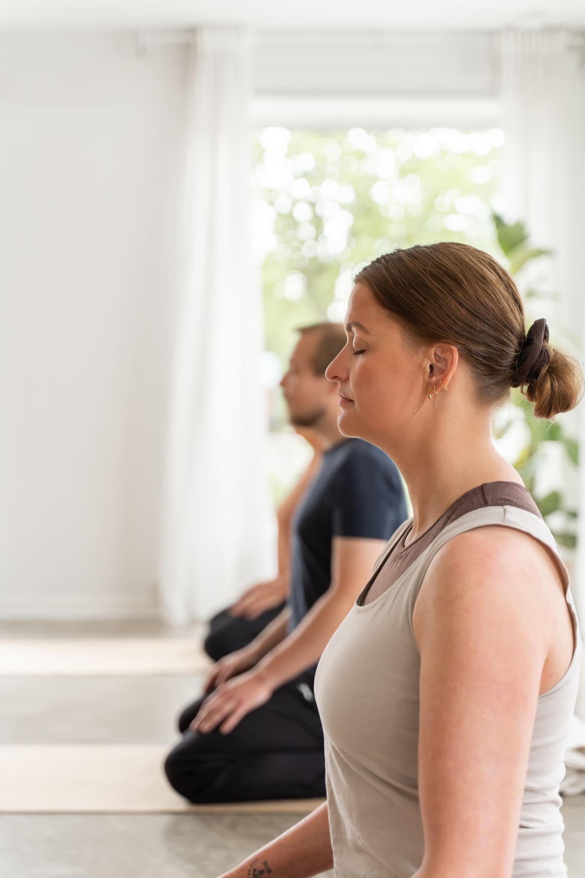 Undervisning på et yogahold hos IndreRo Yoga i Silkeborg.