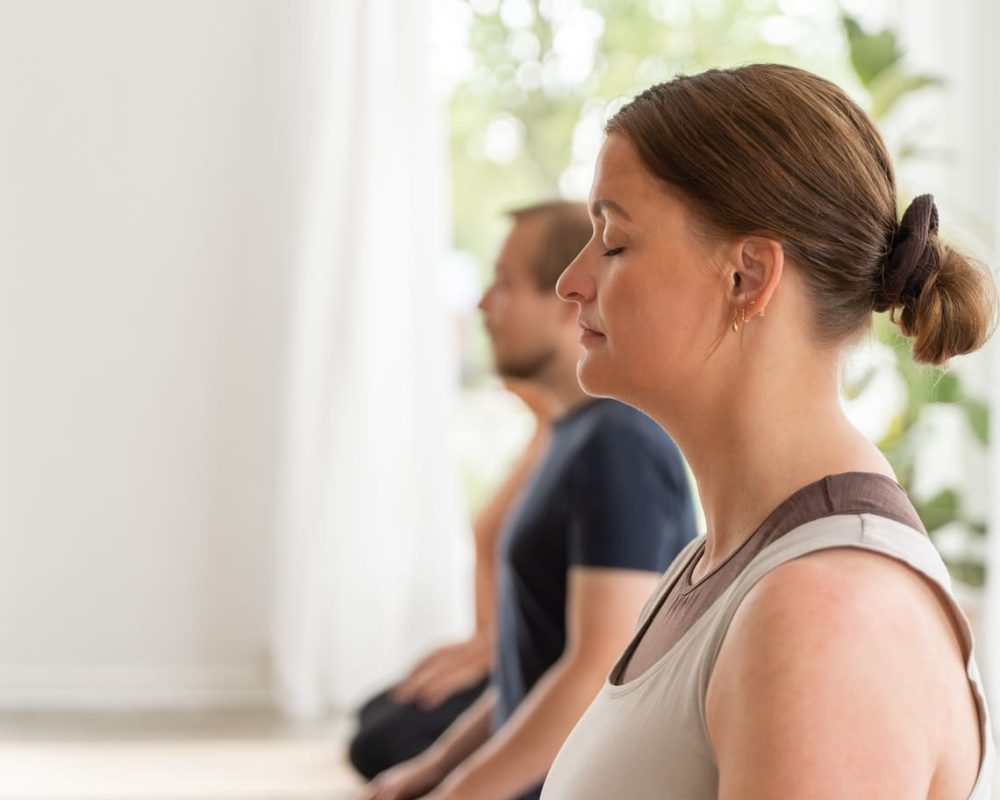 Undervisning på et yogahold hos IndreRo Yoga i Silkeborg.